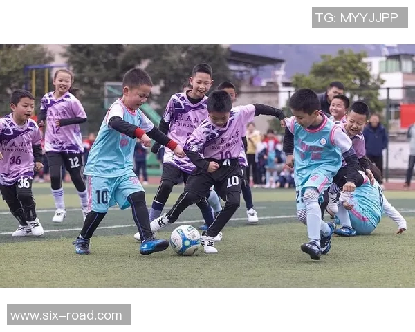 学生们在绿茵场上踢足球的精彩瞬间图片大全展示